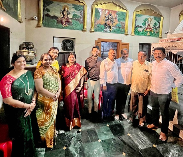 ಮಲಾಡ್-ಕುರಾರ್ ವಿಲೇಜ್ನ ಶ್ರೀ ದುರ್ಗಾ ಪರಮೇಶ್ವರಿ ಮಂದಿರಕ್ಕೆ ಕಾರ್ಪೋರೇಟರ್ಗಳ ಭೇಟಿ ಮಲಾಡ್-ಕುರಾರ್ ವಿಲೇಜ್ನ ಶ್ರೀ ದುರ್ಗಾ ಪರಮೇಶ್ವರಿ ಮಂದಿರಕ್ಕೆ ಕಾರ್ಪೋರೇಟರ್ಗಳ ಭೇಟಿ